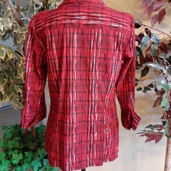 JM Collection, Size: 8, Button Down Shirt, Color: Red, Black, accents of Silver. - Picture 4 of 6